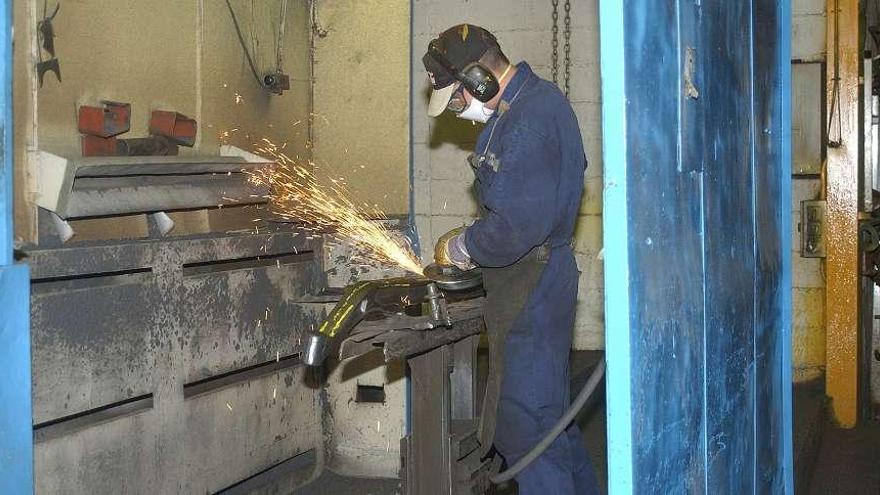Un trabajador de CIE Galfor, de elaboración de piezas de hierro forjado, con sede en Ourense.  // I. Osorio