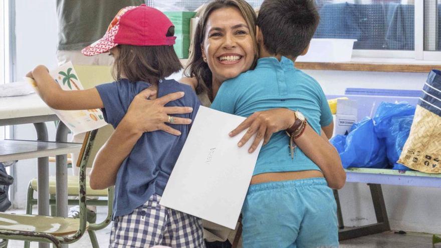 Maite Corujo, con unos niños en una edición de los campamentos. | PRENSA AYUNTAMIENTO DE ARRECIFE