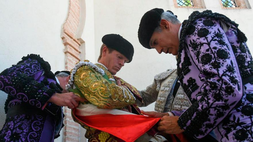 El torero de Espartinas se lía el capote de lujo antes de hacer el paseíllo.