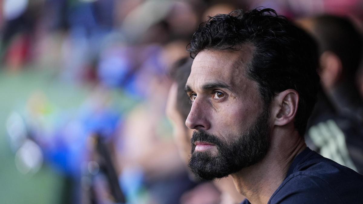 El entrenador del Real Madrid, Álvaro Arbeloa, ante el Sevilla FC.