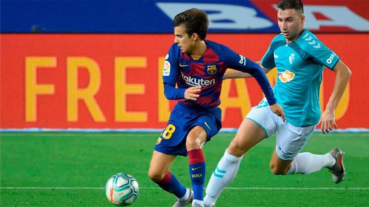 Riqui Puig, en acción durante el Barça - Osasuna