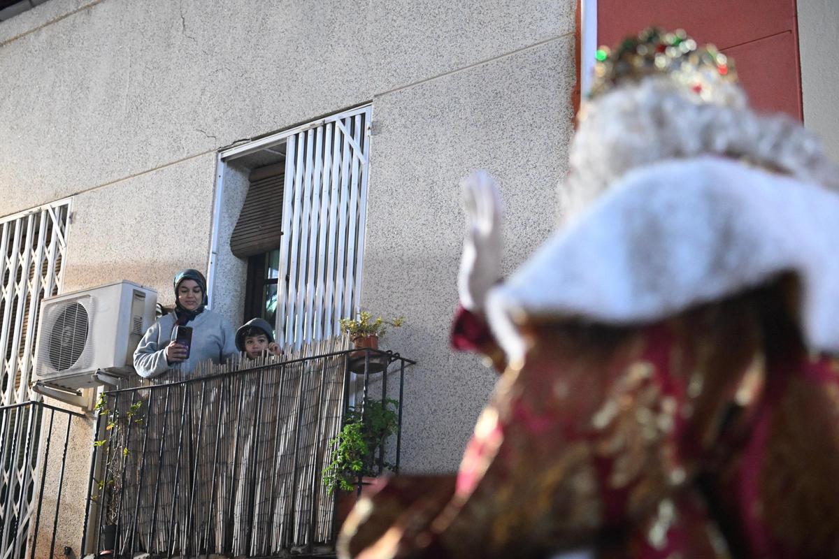Miles de personas contemplan la Cabalgata de despedida de los Reyes Magos en Orihuela