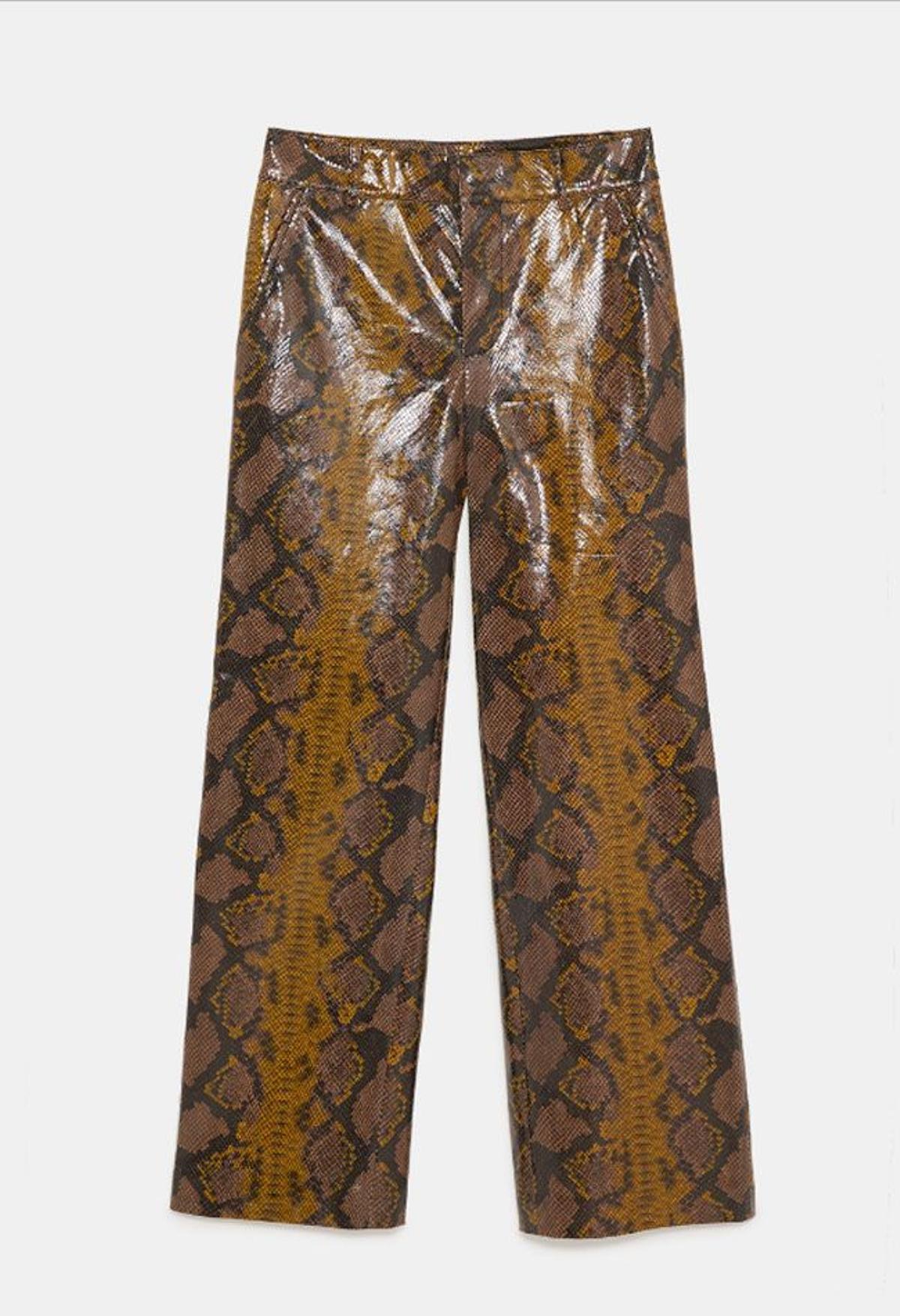 Pantalón de serpiente de Zara con acabado brillo