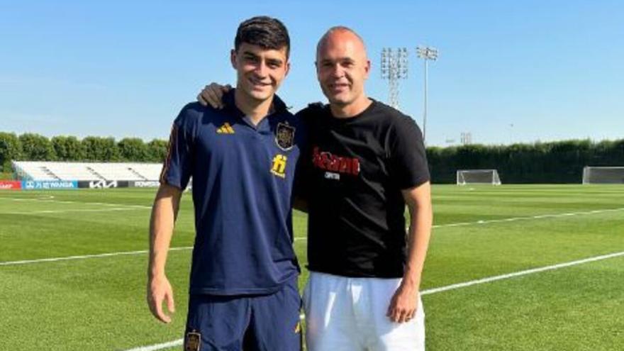 Así fue el esperado encuentro entre Pedri e Iniesta