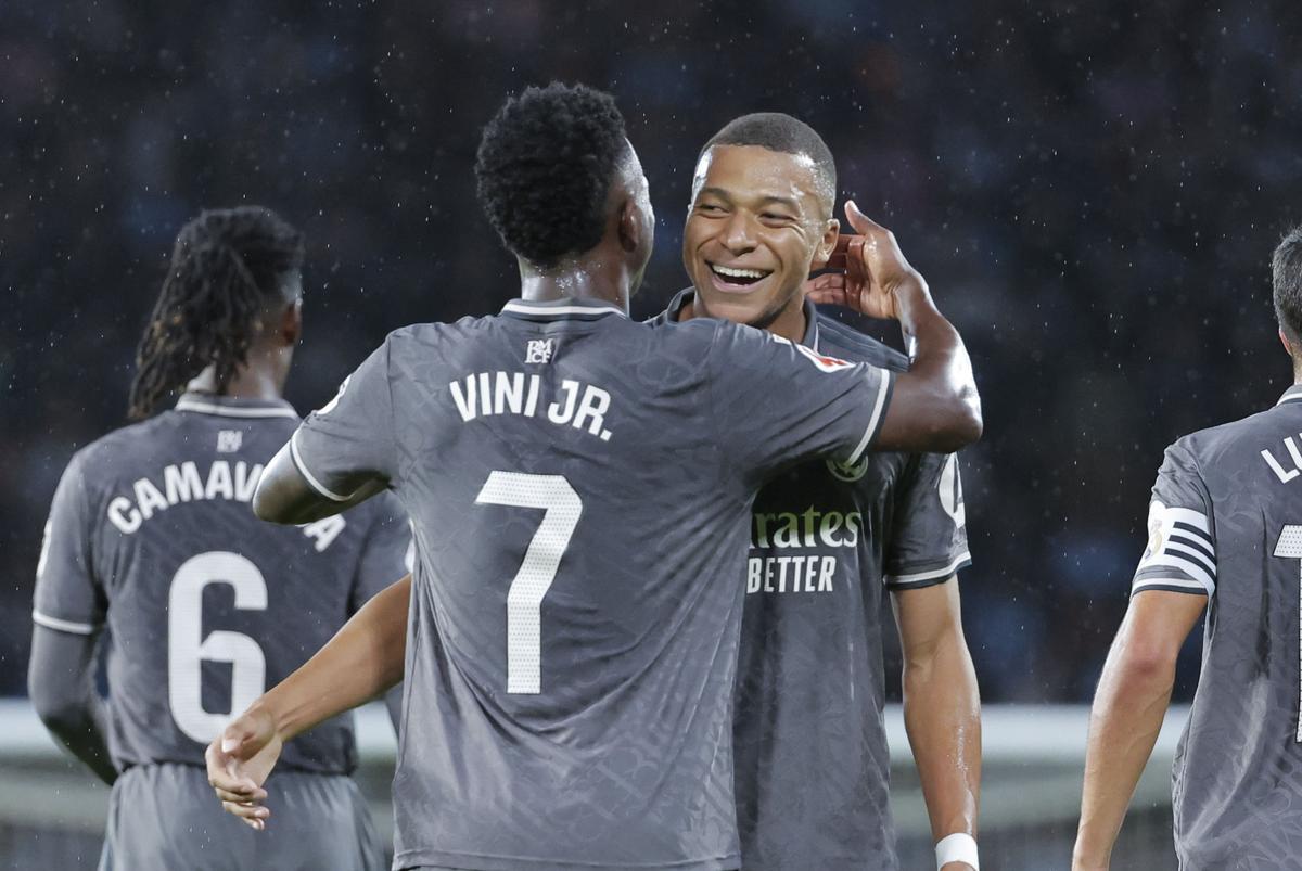 Kylian Mbappé celebra su gol ante el Celta con Vinícius en el estadio de Balaídos