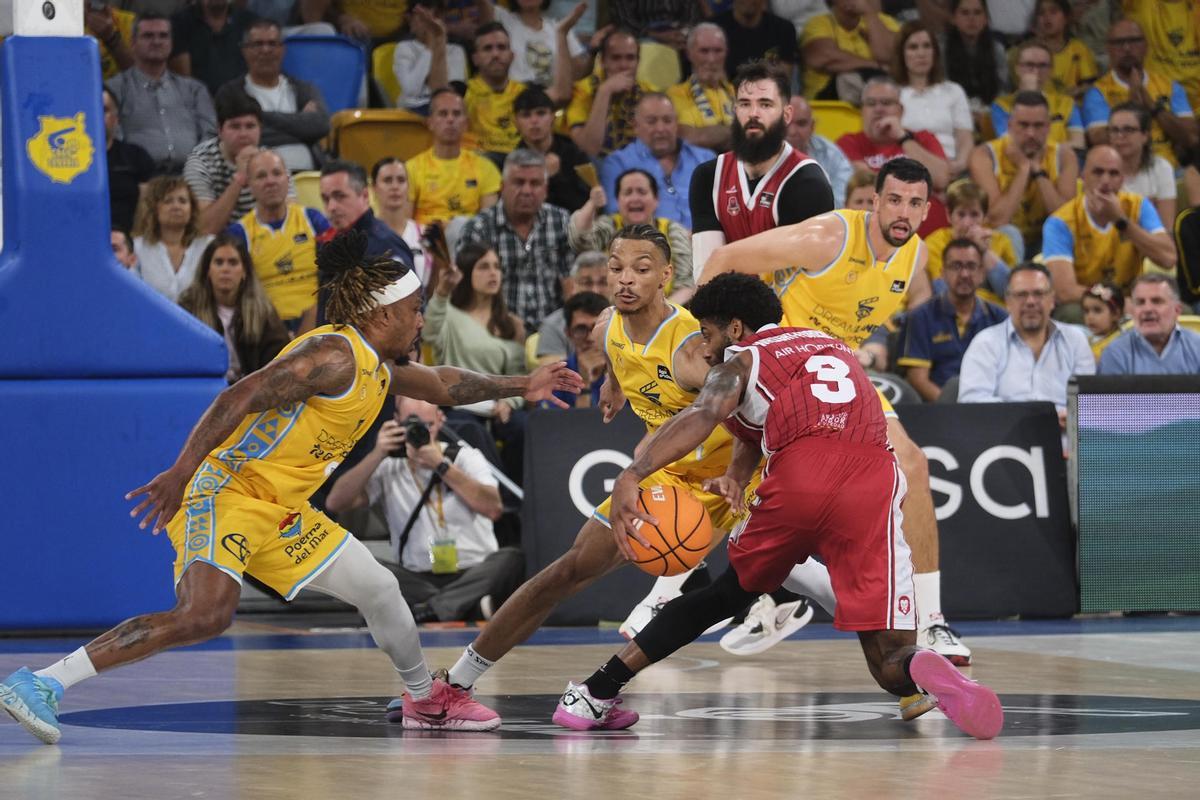 Wright-Foreman, en pleno 'step back' en su canasta decisiva en el Gran Canaria Arena.