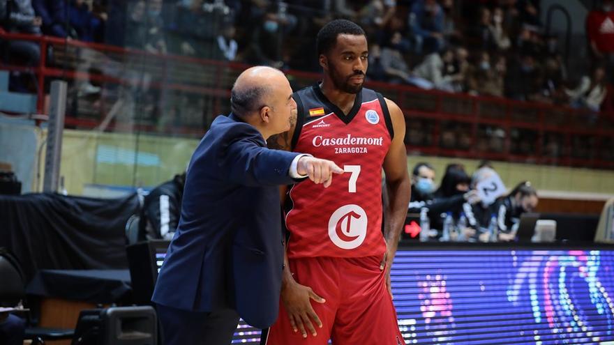 McLean recibe instrucciones de Jaume Ponsarnau durante un partido del Casademont.