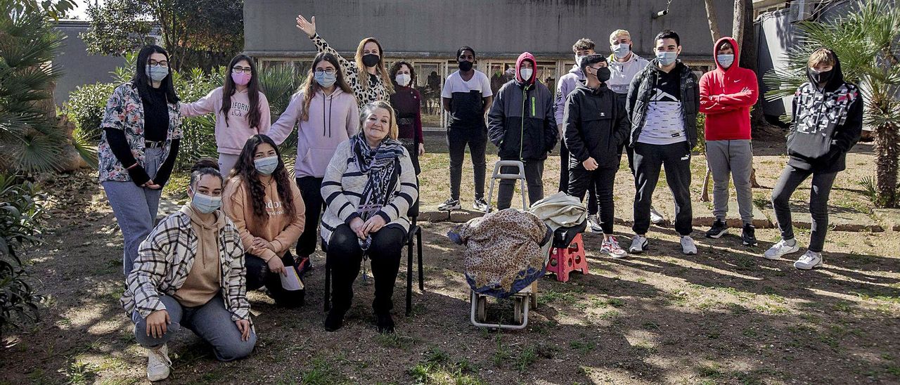 La cantante Naida Abanovich posa con los alumnos del instituto Antoni Maura de Palma.