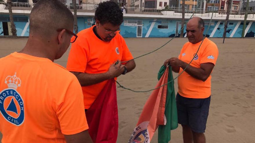 Empleados de Protección Civil cambiaron ayer la bandera roja por la verde.