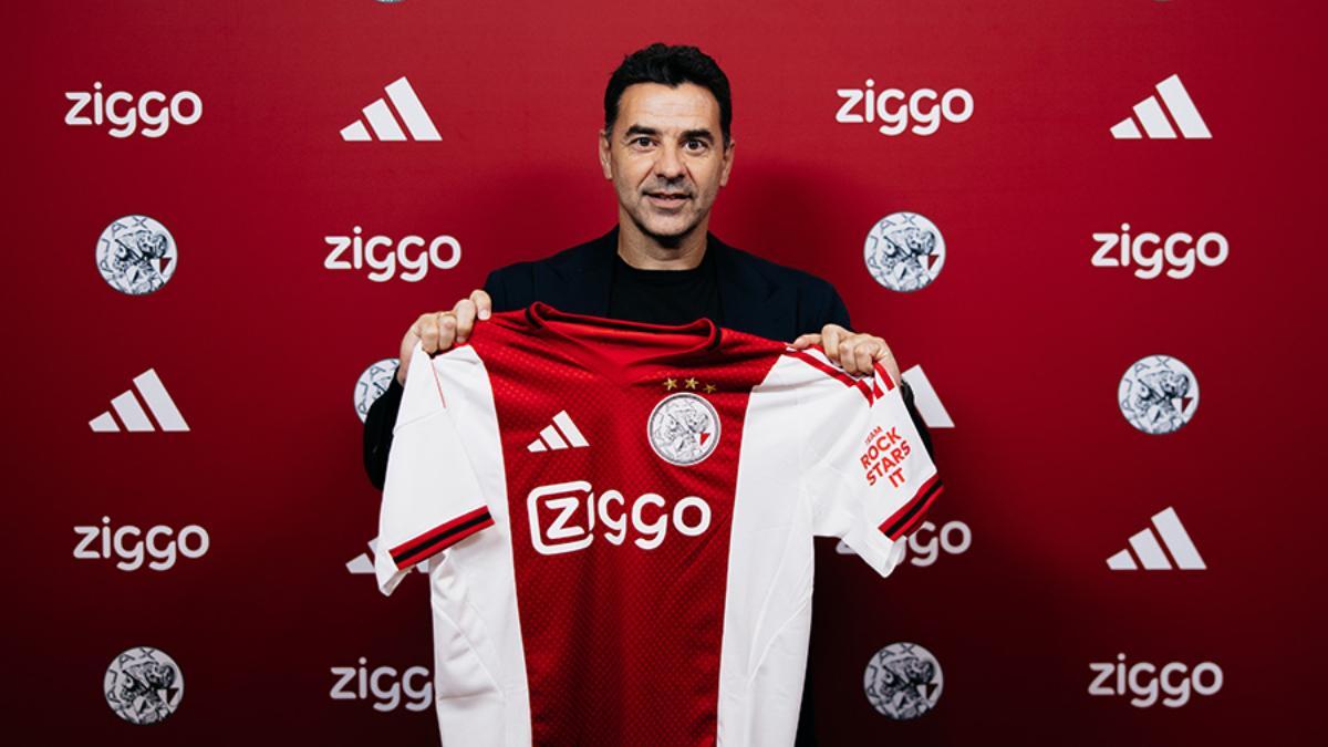 Míchel posa con la camiseta del Ajax