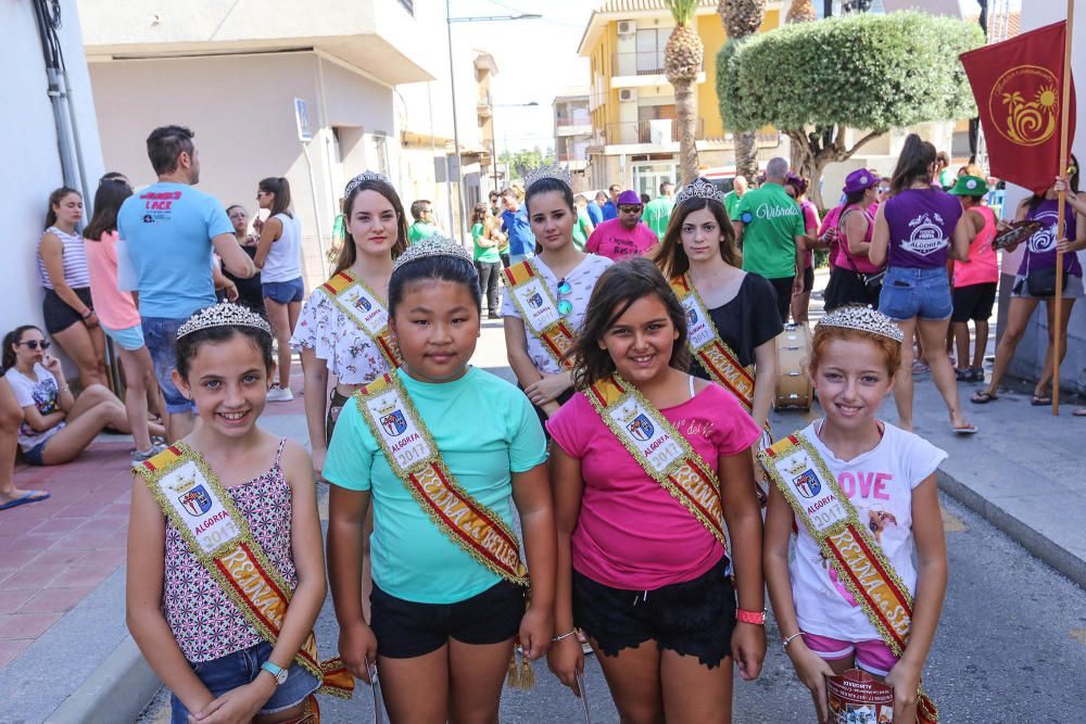 Centenares de personas llenan la Plaza de España para dar inicio a los festejos patronales en honor a la Virgen del Carmen.