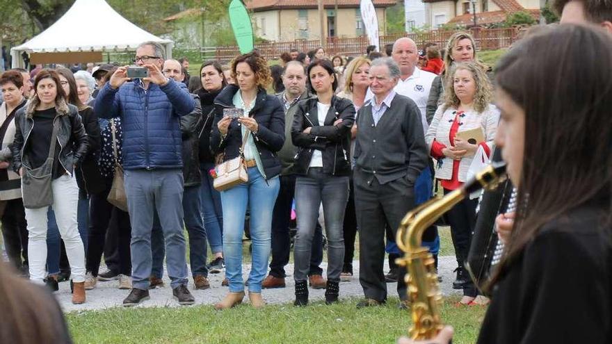 Asistentes a la Feria del Salmón de Cornellana, el pasado domingo.