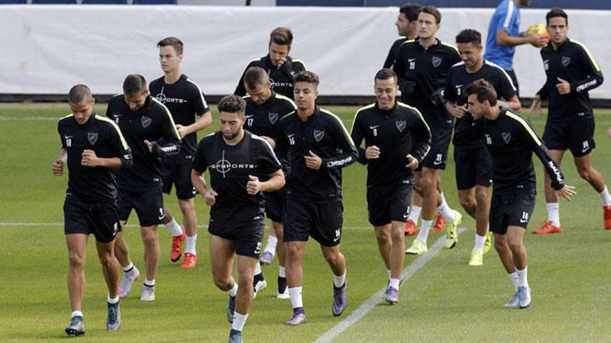 Los jugadores del Málaga CF se ejercitaron ayer en La Rosaleda antes de viajar rumbo a Gijón.