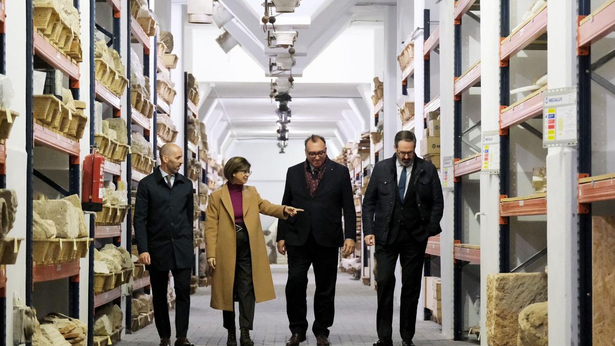 El consejero de Cultura visita el Silo junto a la directora del Arqueológico.