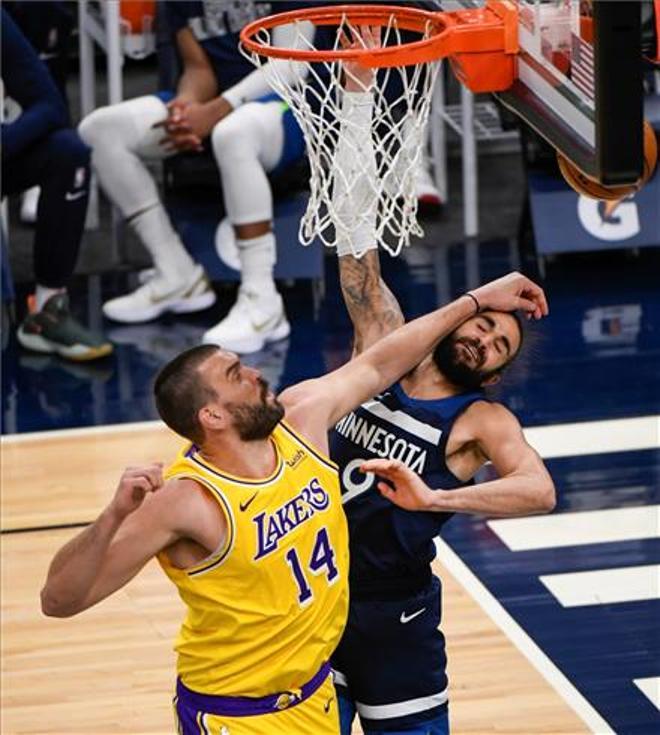 Marc Gasol luchando con Ricky por el rebote. 