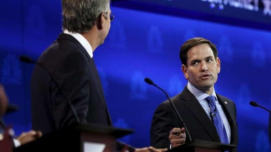 Jeb Bush, en pleno debate con Marco Rubio. // Reuters