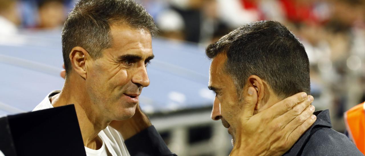 Juan Carlos Carcedo saluda a Gaizka Garitano, técnico del Eibar, antes del partido del lunes en La Romareda.