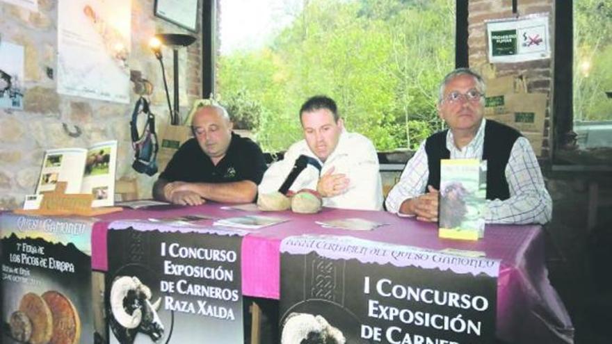 Por la izquierda, Ramón Celorio, José Manuel Abeledo y Ángel Rodríguez, durante la presentación.