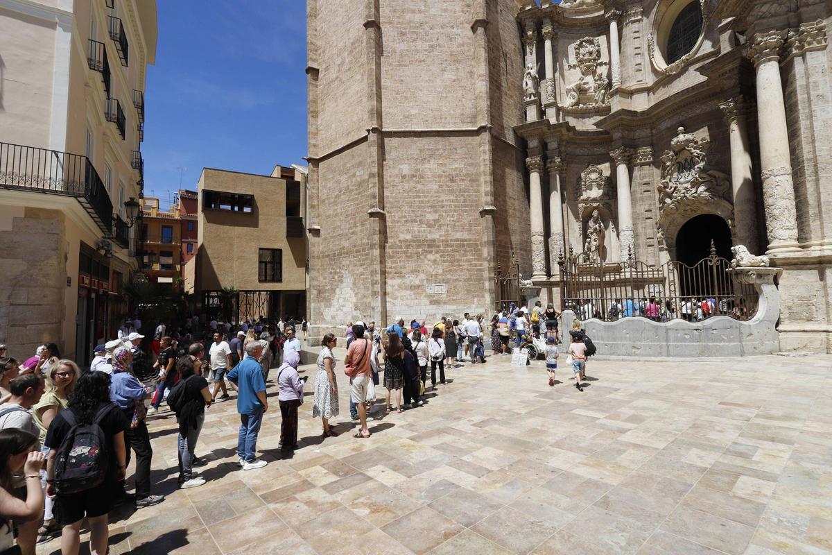 Una cola para acceder a la Catedral de València