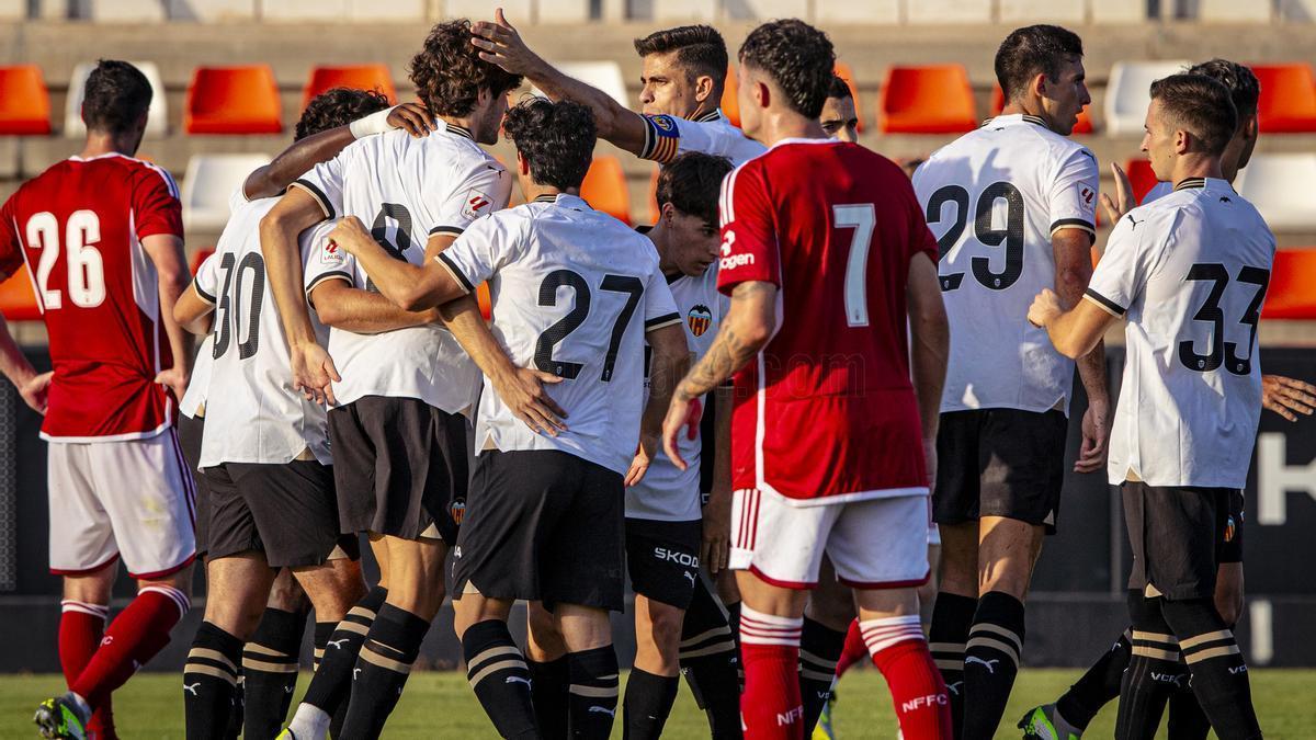 El equipo celebrando el gol de Javi Guerra