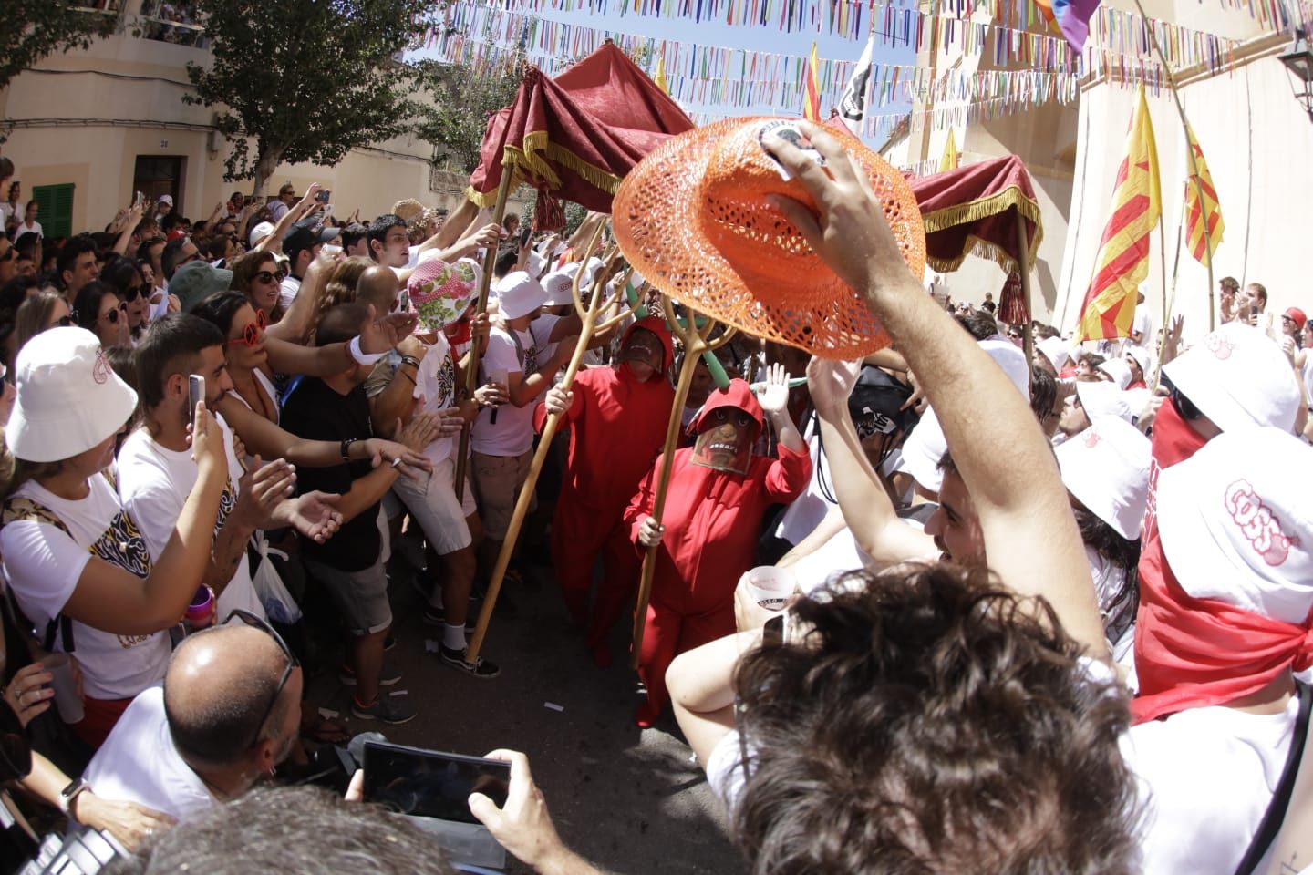 La neofiesta estrella de Mallorca, El Cosso, hace estallar a Felanitx: 'estelades', 'truenos' y juerga