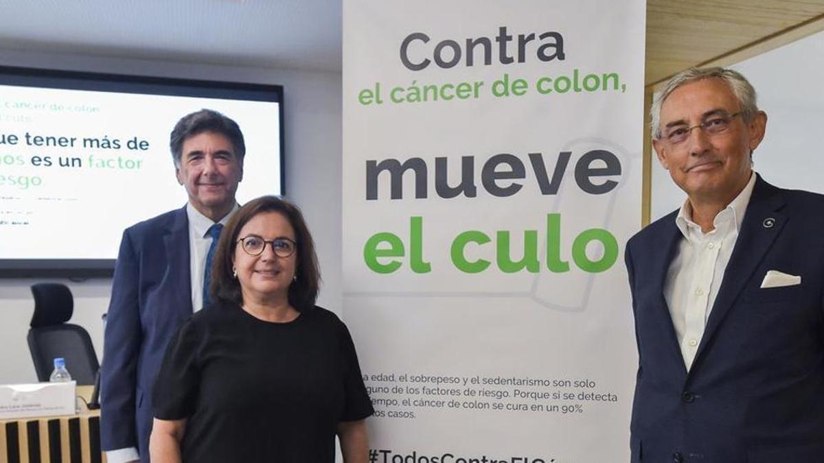 De izquierda a derecha: El doctor Pedro Lara, director del Centro Oncológico Integral Canario de Hospitales Universitarios San Roque, Margarita Benítez,  vicepresidenta del Colegio de Farmacéuticos de Las Palmas y Fernando Fraile,  presidente de la Asociación Española Contra el Cáncer en Canarias.