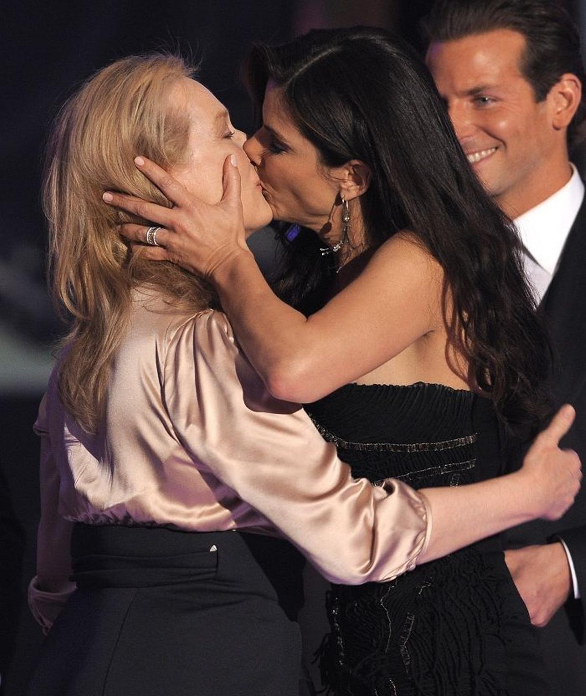 Sandra Bullock besando a Meryl Streep