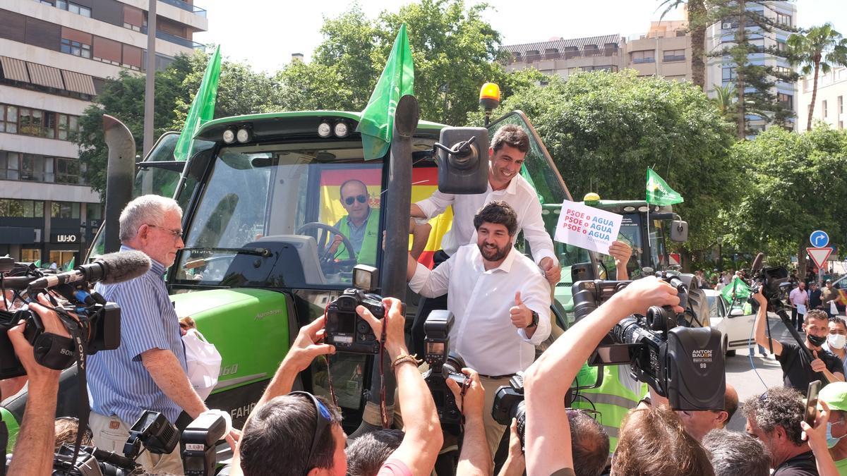 Los populares Carlos Mazón y Fernando López Miras no dudaron en subirse a un tractor.