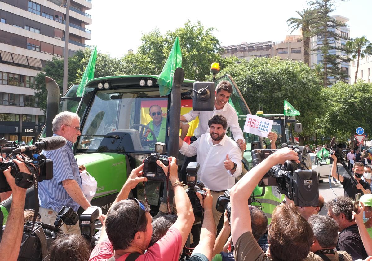 Los populares Carlos Mazón y Fernando López Miras no dudaron en subirse a un tractor.