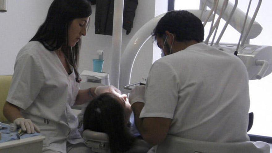 Una mujer se somete a una revisión en el dentista.