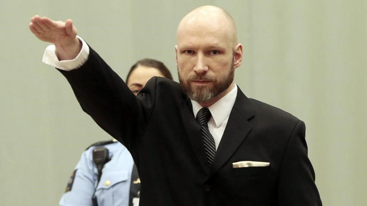 Breivik.hace el saludo nazi ante el tribunal de apelación, el pasado enero