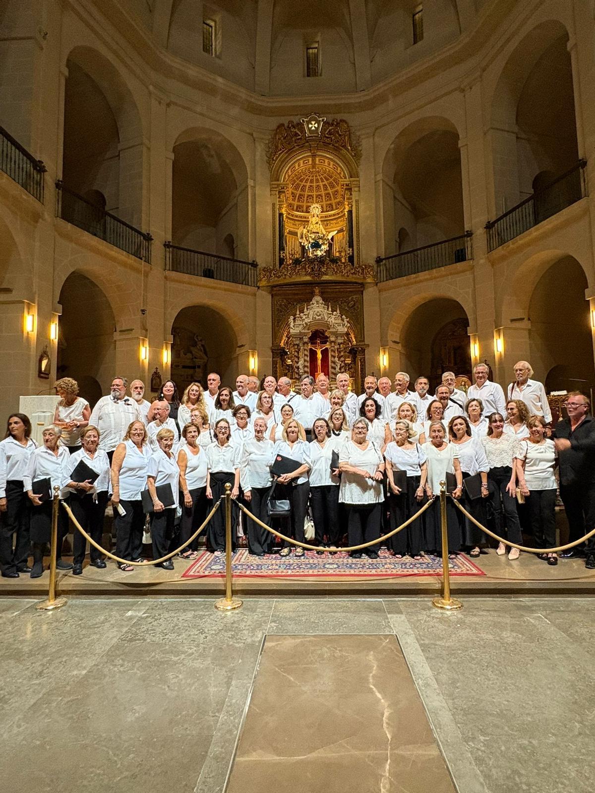 Manuel Ramos, a la derecha, dirige a la Coral Tabaquera de Alicante