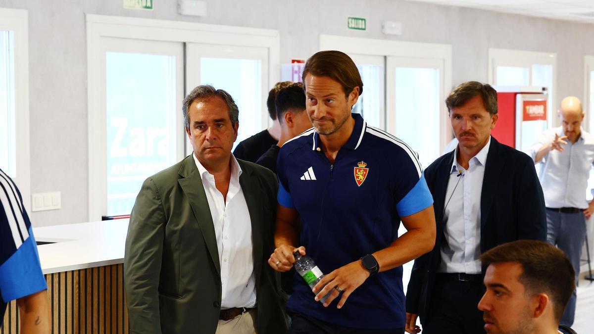 El consejero Juan Forcén, Bobby Aitkenhead (CEO de A.GAIN) y Lalo Arantegui, en la puesta en escena de la nueva propiedad.