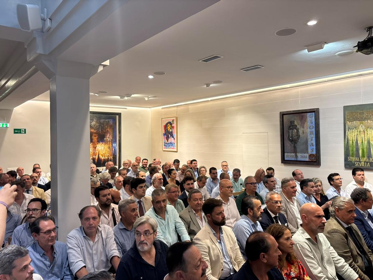 La sala estaba llena esperando los resultados.
