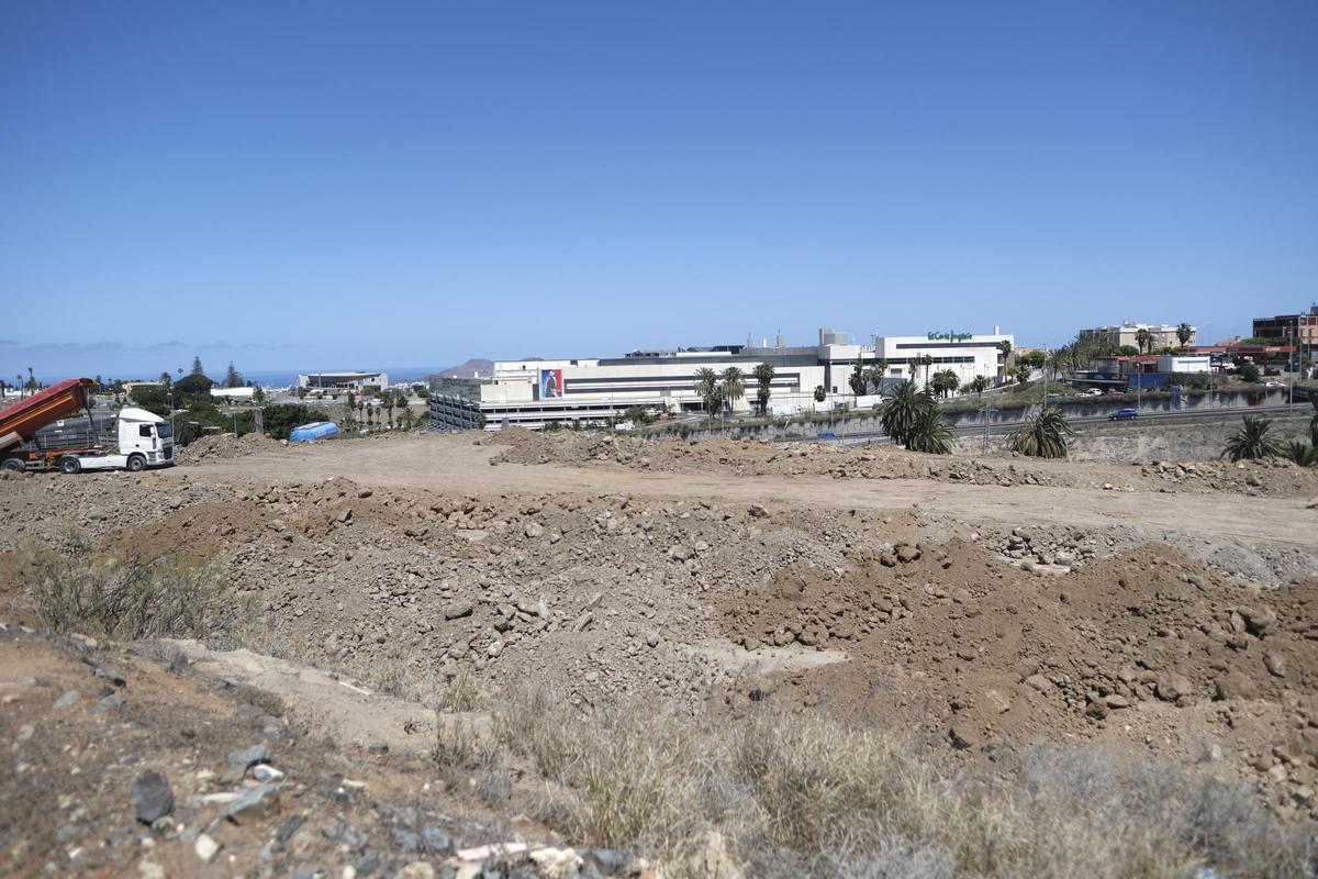 Obras de relleno del ramal que permitirá hacer las aceras en Almatriche