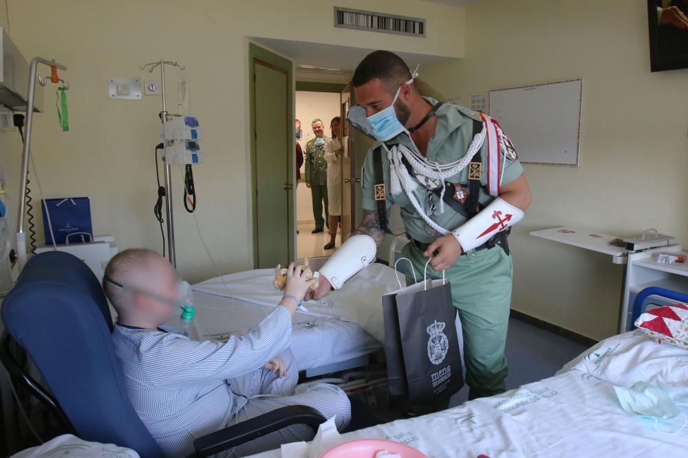 Visita de La Legión y la Cofradía de Mena a los niños del Hospital Materno.