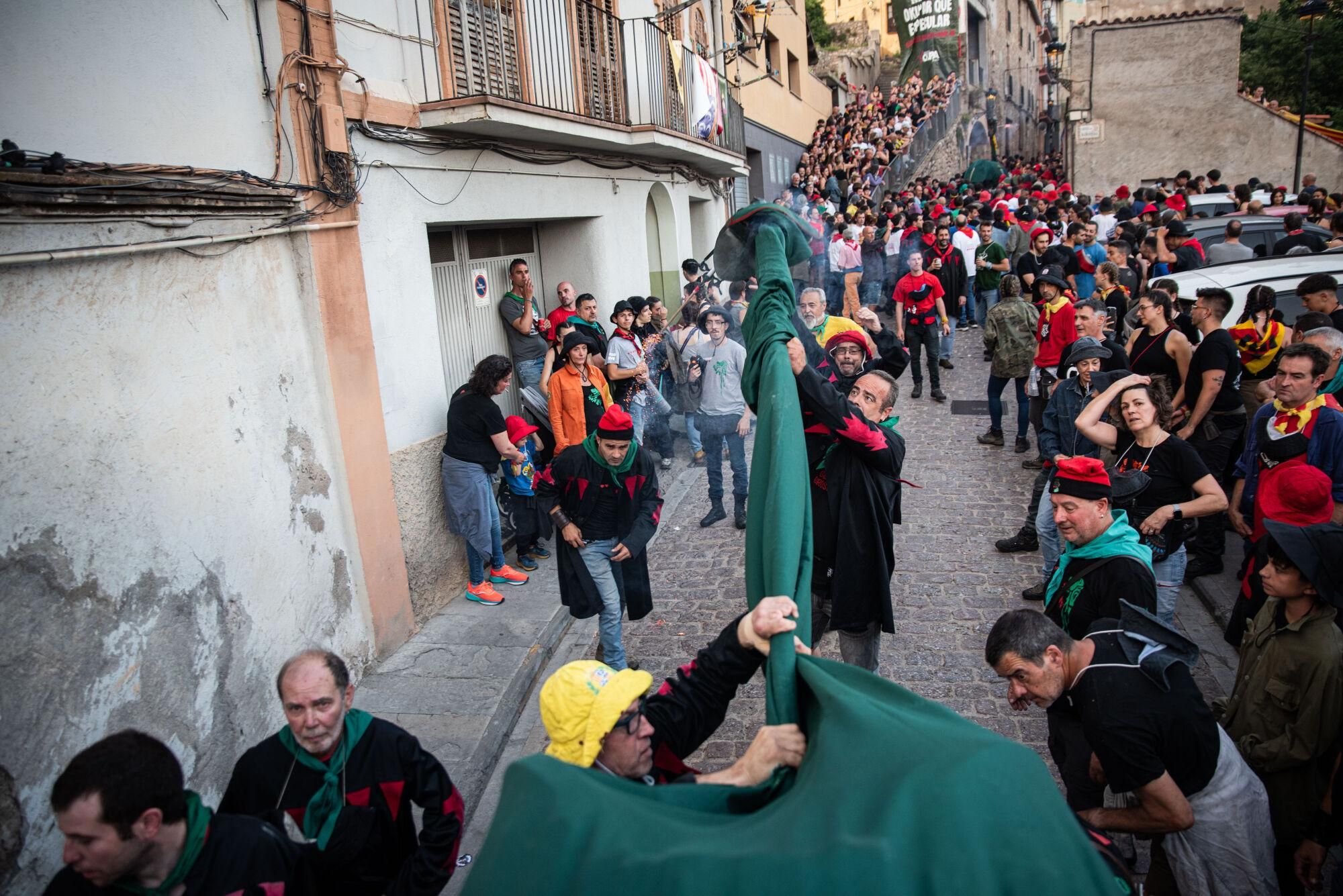 Les millors fotos dels primers salts del passacarrers de la Patum 2025