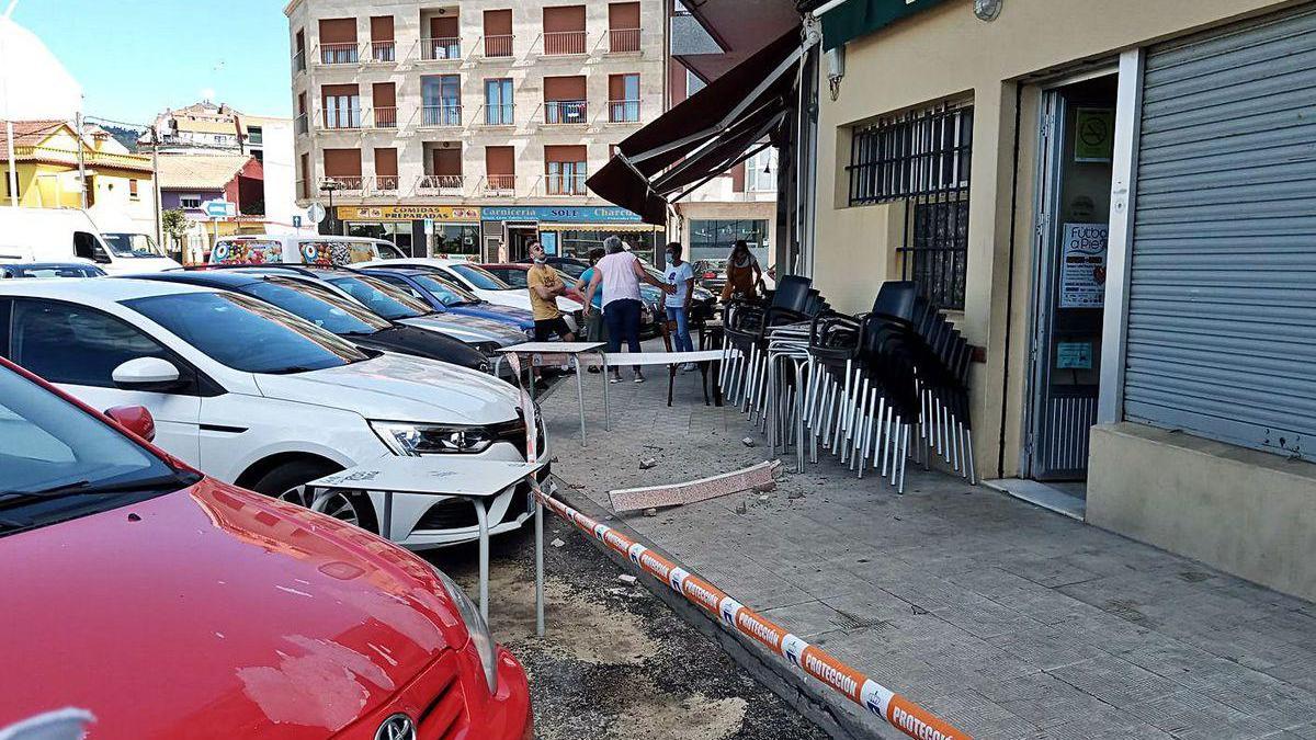 La terraza de la hamburguesería en donde cayeron los cascotes.