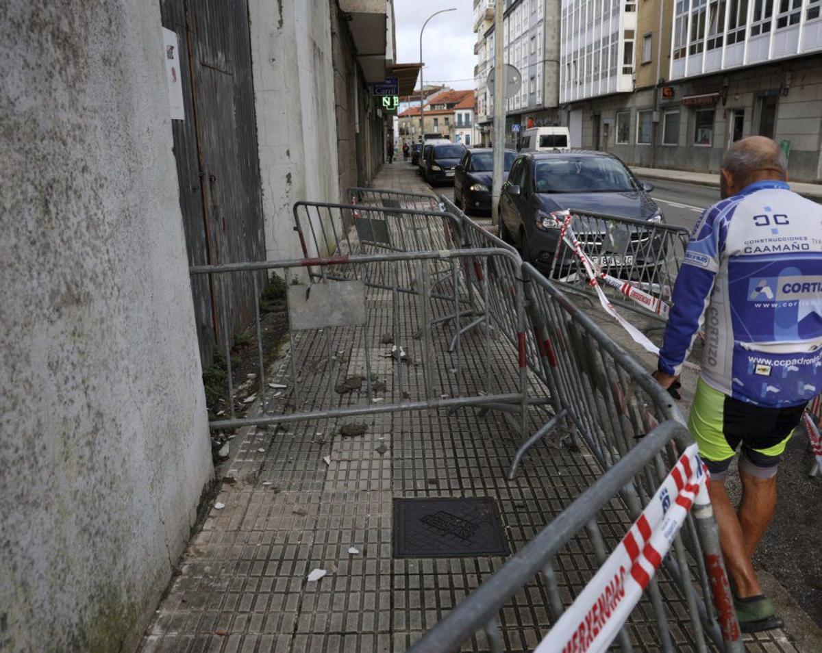 Un vallado de seguridad en Vilagarcía. | NOÉ PARGA