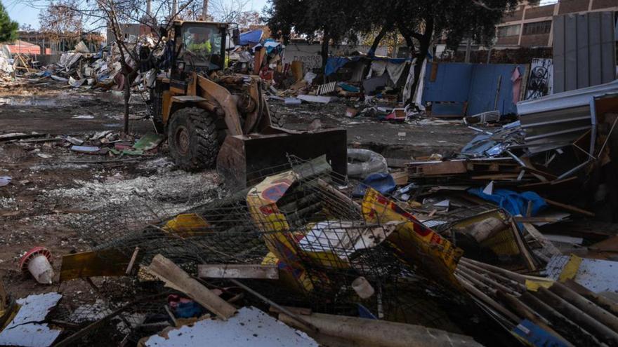 Treballs de demolició a l’interior de l’institut desallotjat. | ZOWY VOETEN