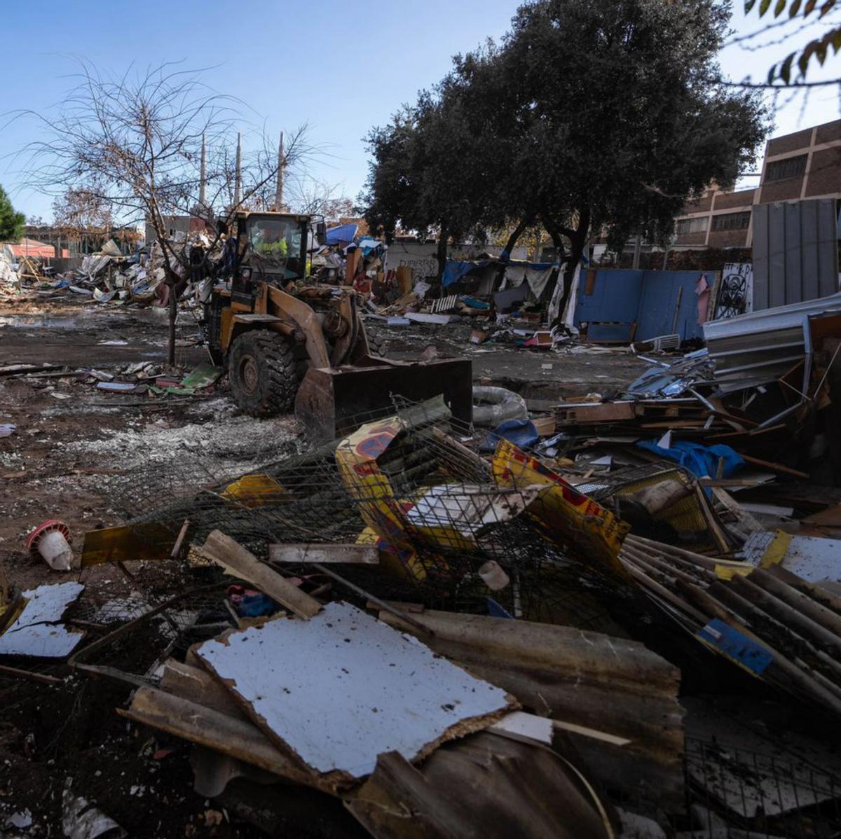 Desallotjats del B9 es mantenen davant de l’institut
