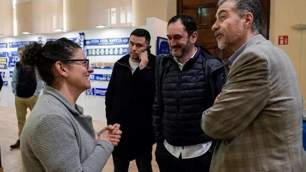 Sobre estas líneas, María Joglar, Zadet Vargas, José Moro y Martín Peláez. A la derecha, visitantes en la exposición de las peñas en Tracorrales. | Real Oviedo