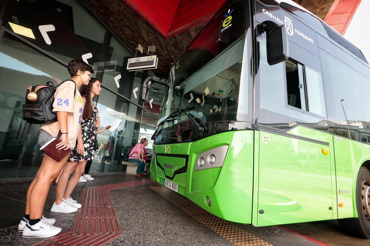 Nayara y Lucía delante de una guagua de Titsa enel Intercmabiador de La Laguna