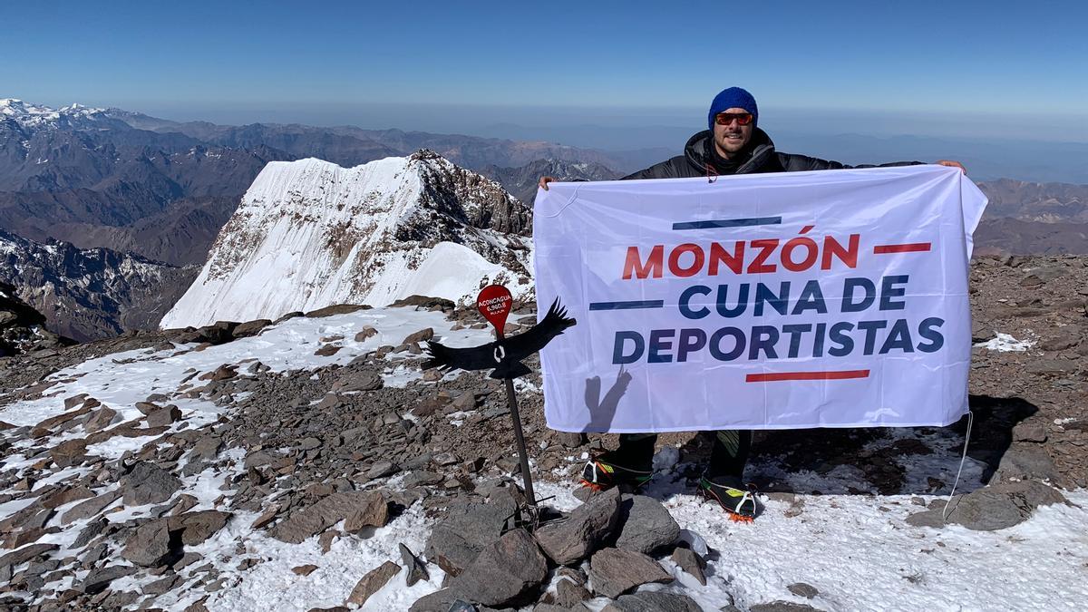 Andrés Vilalta holló la cúspide de América gracias al apoyo del Ayuntamiento de Monzón, la Comarca del Cinca Medio y empresas locales.