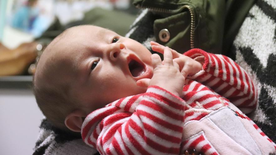 La Bruna, una nena prematura badallat a mans de la seva mare, l'Anna, entrant a la planta de Neonatologia de l'Hospital de la Maternitat del Clínic