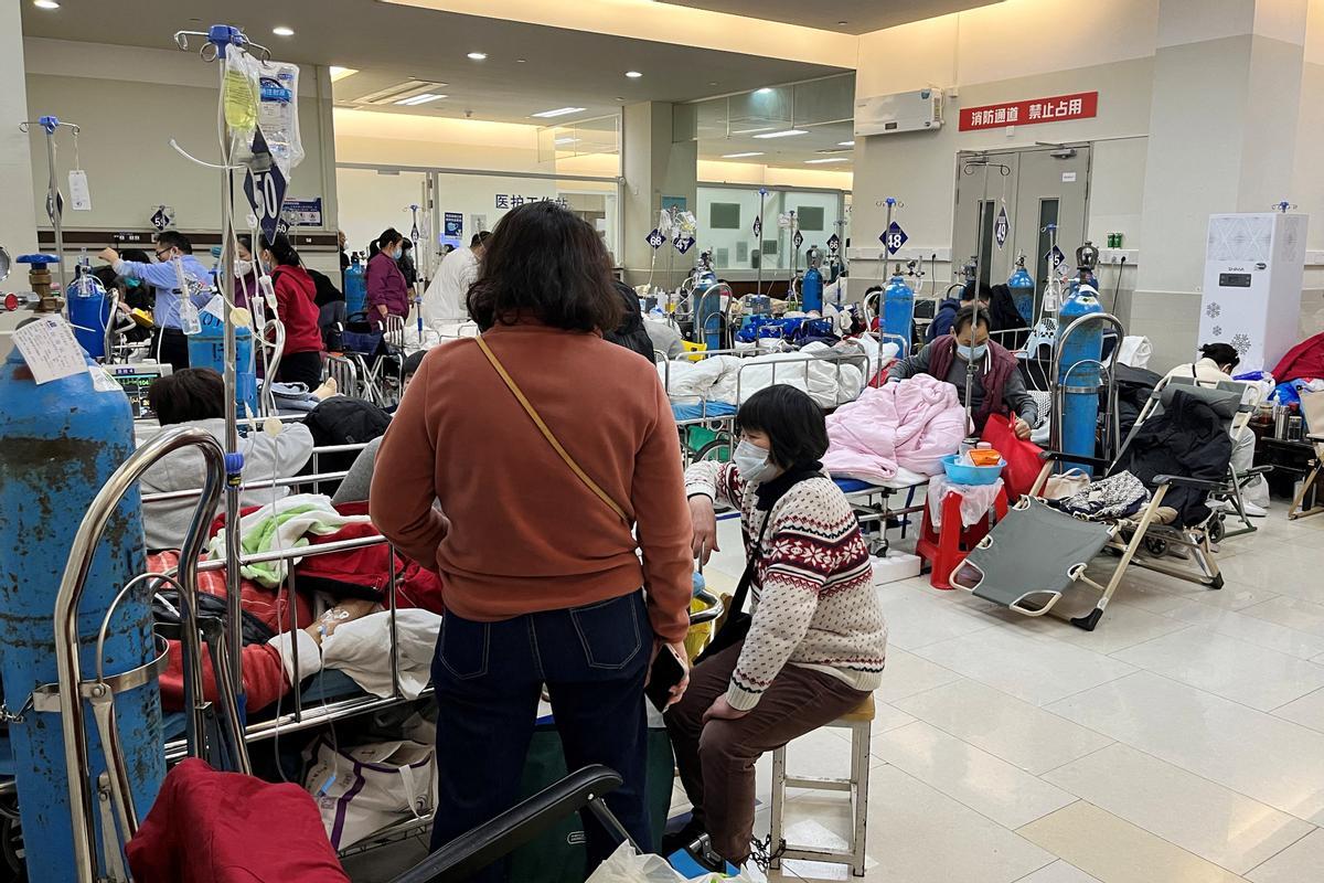 Los pacientes yacen en camas en el departamento de emergencias del Hospital Zhongshan, en medio del brote de la enfermedad por coronavirus (COVID-19) en Shanghái, China.
