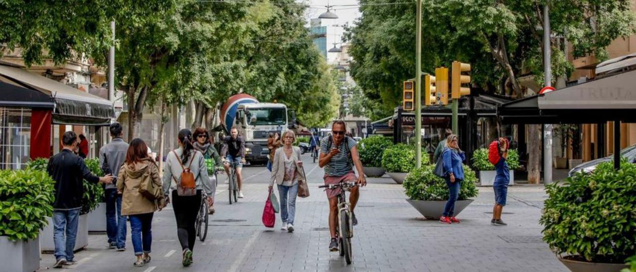 Imagen del eje cívico de la calle Blanquerna. | MANU MIELNIEZUK