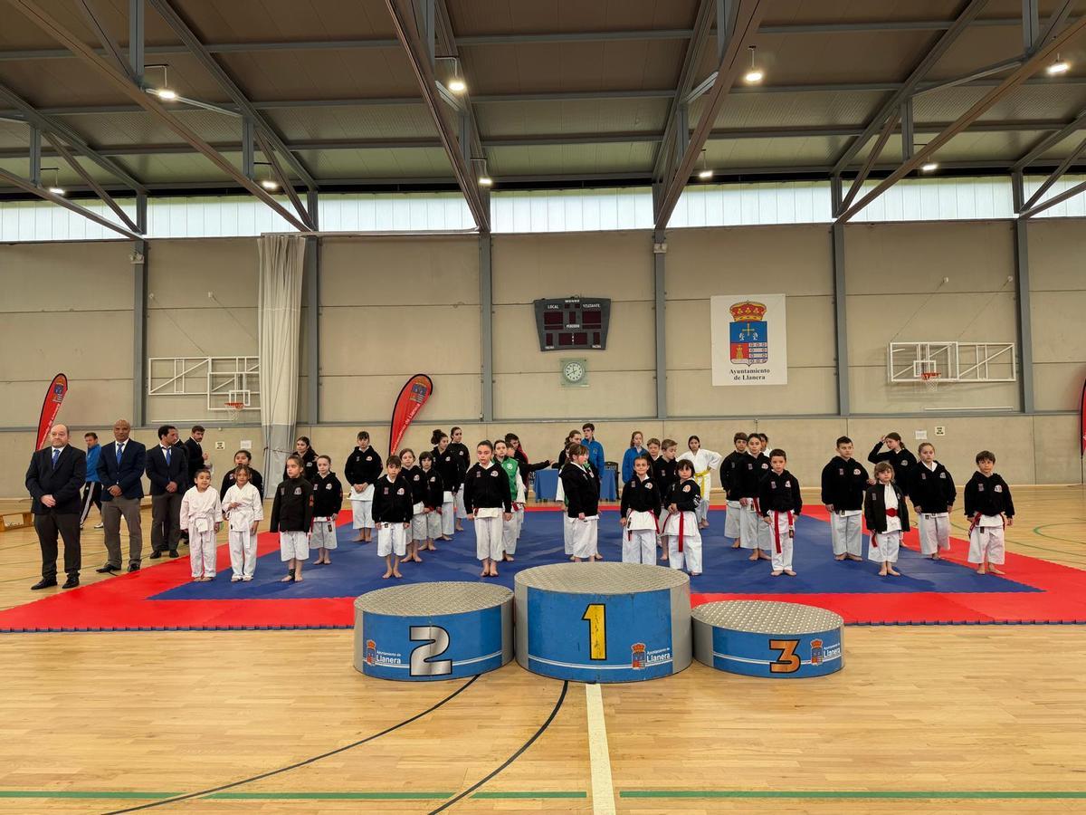 Participantes en los Juegos Escolares en Lugo de Llanera.