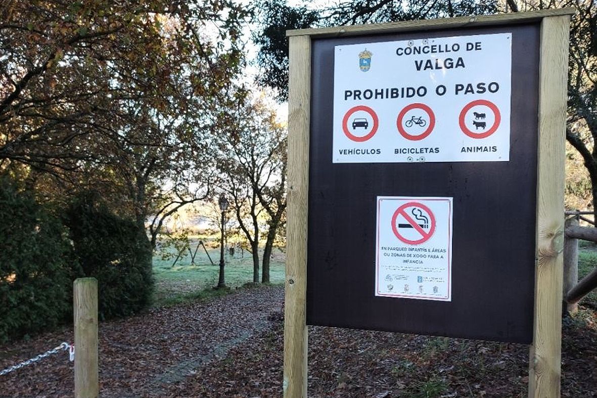 Carteles instalados en una de las zonas de recreo.