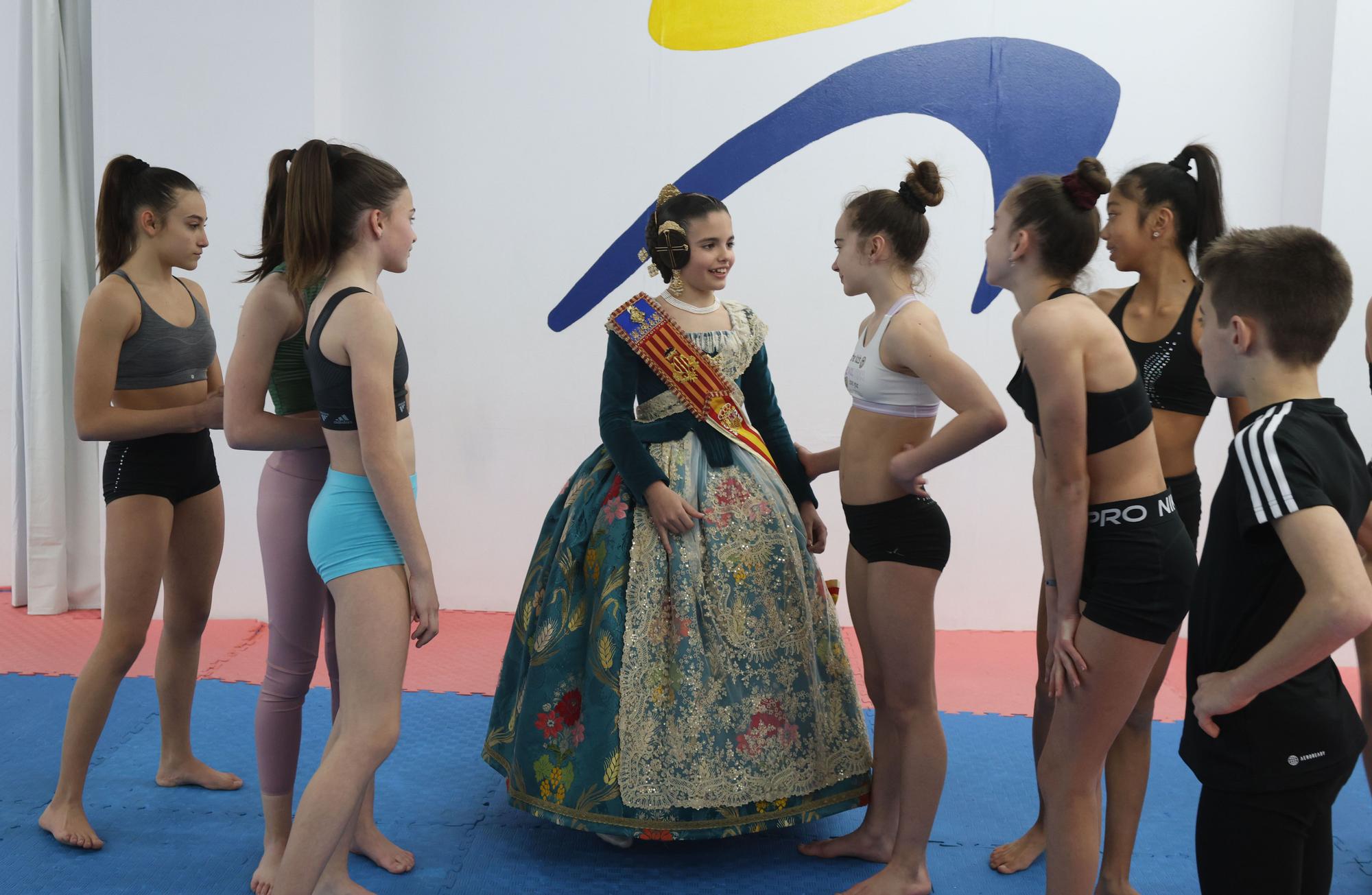 Paula charla con sus compañeras y su compañero del Centro Navarrete donde entrena Fit Kid.